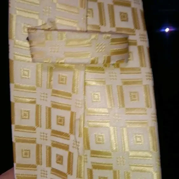 Giorgio Armani Men Tie Gray Geometric Pattern Squares Silk Made in Italy Jaquard